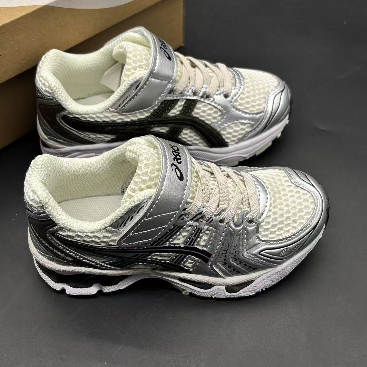 Children's shoes child